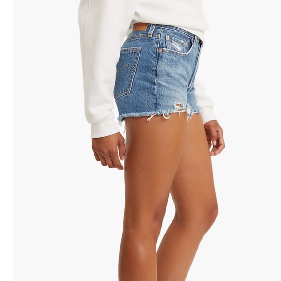 Like new, Women’s Levi’s 501 Original Cutoff Blue Denim Shorts, size 28. - Picture 4 of 10
